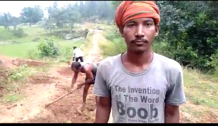 गुमला के कई गांवों में आज भी नहीं पहुंच पायी है सरकार, श्रमदान कर बना रहे हैं सड़क