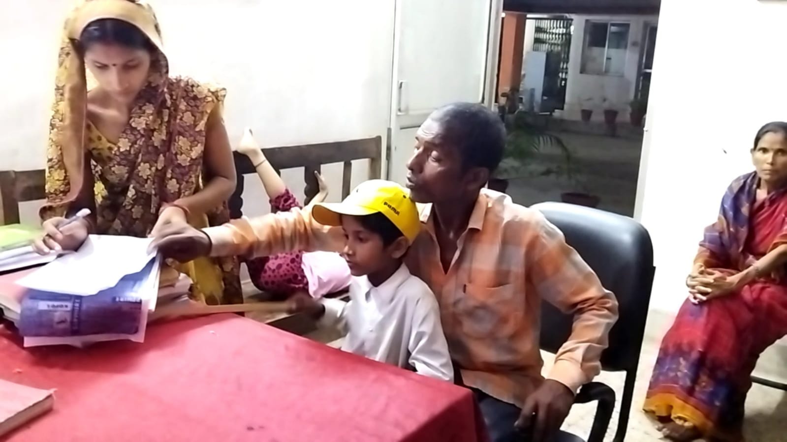 नशे की लत ने तोड़ दिया परिवार, बेचा घर का सामान, बच्चों संग बीवी पहुंची थाने, जानिए फिर क्या हुआ