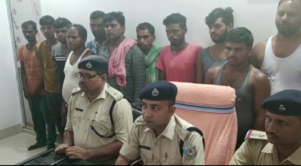 BREAKING : देवघर में एक और साइबर अपराधी गिरोह का खुलासा, 14 शातिर अपराधी गिरफ्तार