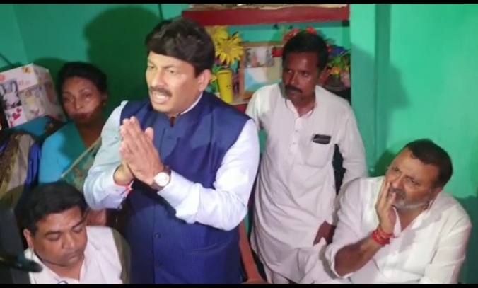 दुमका पेट्रोल कांड : भाजपा सांसद निशिकांत दुबे, मनोज तिवारी और कपिल मिश्रा पहुंचे अंकिता के घर, 28 लाख की दी मदद