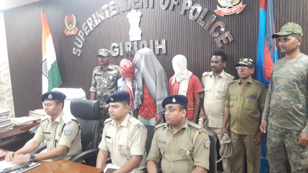 उग्रवादी संगठन के तीन सदस्य हथियार के साथ गिरफ्तार , लूट और लेवी वसूलने की घटना में शामिल थे तीनों