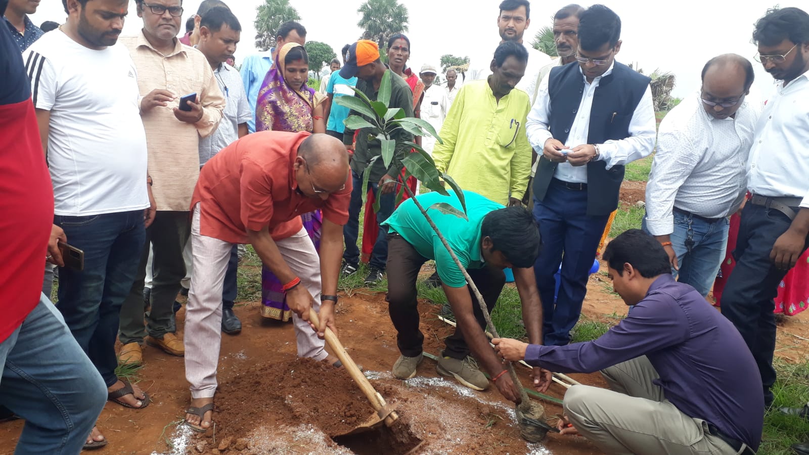 सांसद निशिकांत दुबे के उलट भाजपा विधायक सरकार और प्रशासन की क्यों कर रहे तारीफ, जानिए