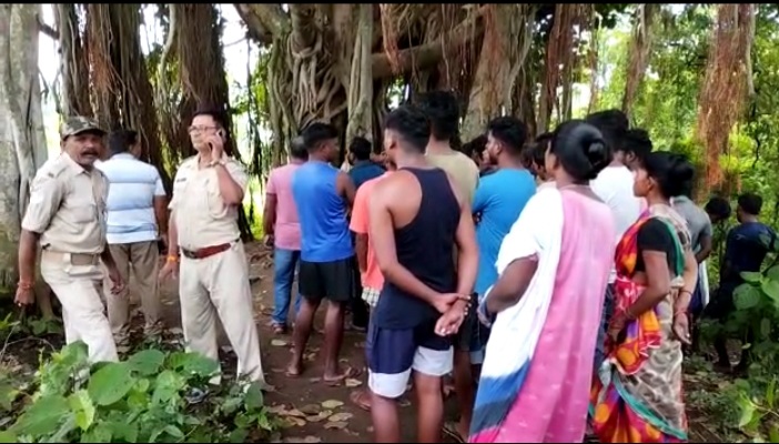 BREAKING : 10 वीं कक्षा के छात्र का शव पेड़ से लटकता मिला, क्षेत्र में सनसनी, पुलिस जांच में जुटी
