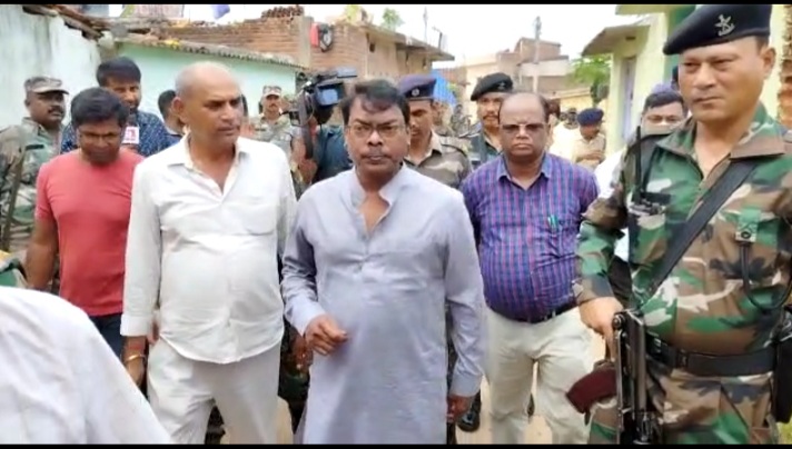 दुमका पेट्रोल कांड : घटना के 12 दिन बाद विधायक बसंत सोरेन पहुंचे पीड़िता के घर, भाजपा ने कसा तंज