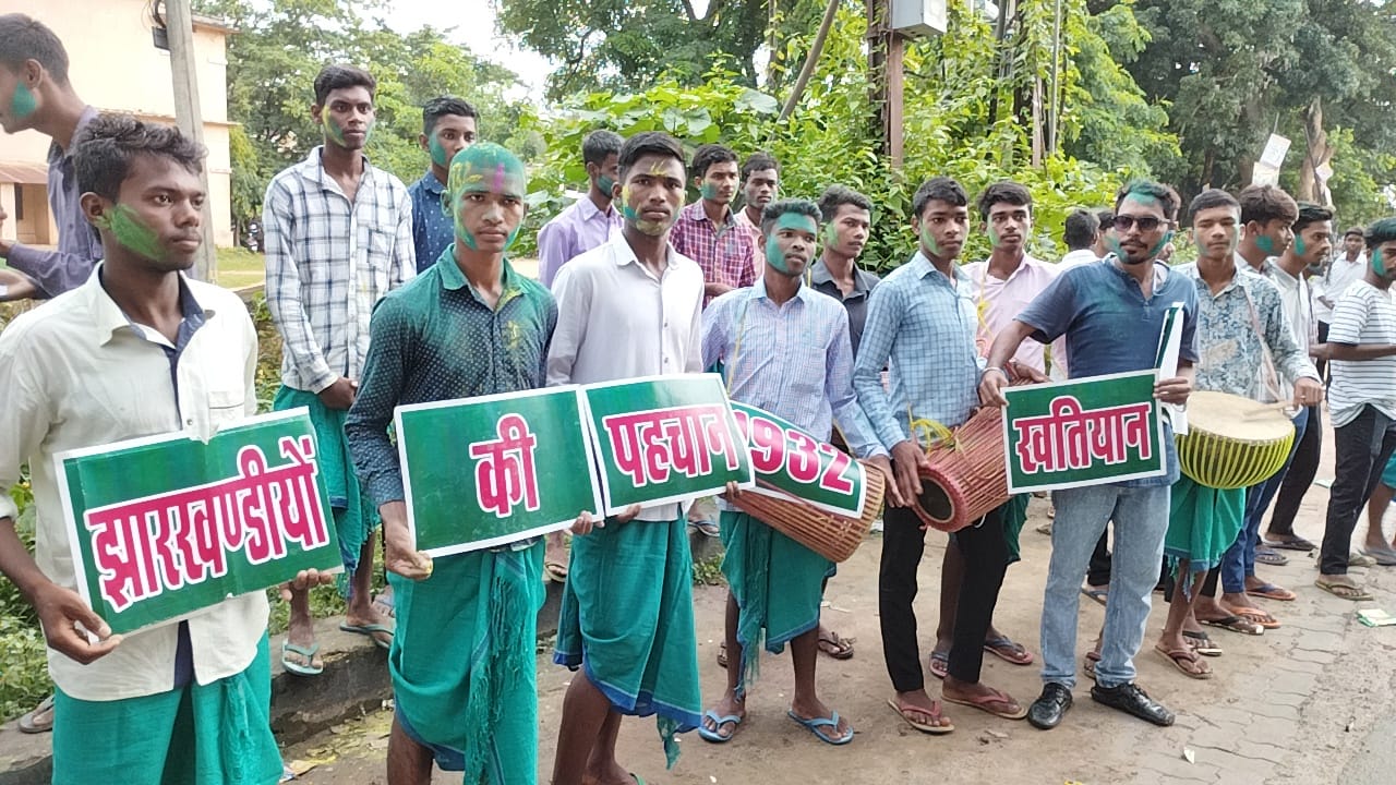 ओबीसी आरक्षण और 1932 खातियान के समर्थन में छात्रों ने निकाला जुलूस