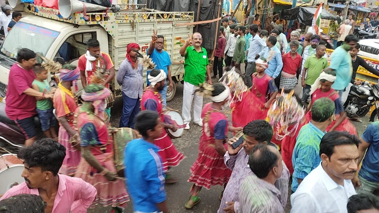 दुमका : ओबीसी आरक्षण और 1932 खातियान पास होने पर मांदर और डीजे की धून पर जमकर थिरके यूपीए कार्यकर्ता