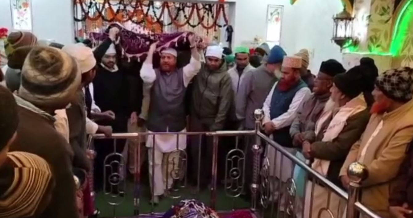 लोहरदगा : जिला डीसी और एसपी ने बाबा दुक्खन शाह के मजार पर की चादर पोशी, शहरवासियों के लिए की प्रार्थना 