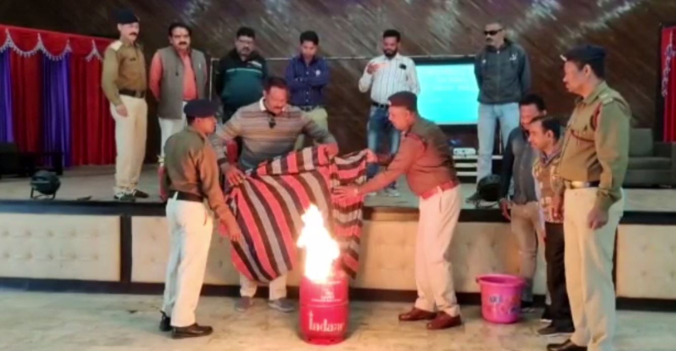 लोहरदगा : नगर परिषद और अग्निशमन विभाग ने फायर सेफ्टी को लेकर चलाया जागरूकता कार्यक्रम 