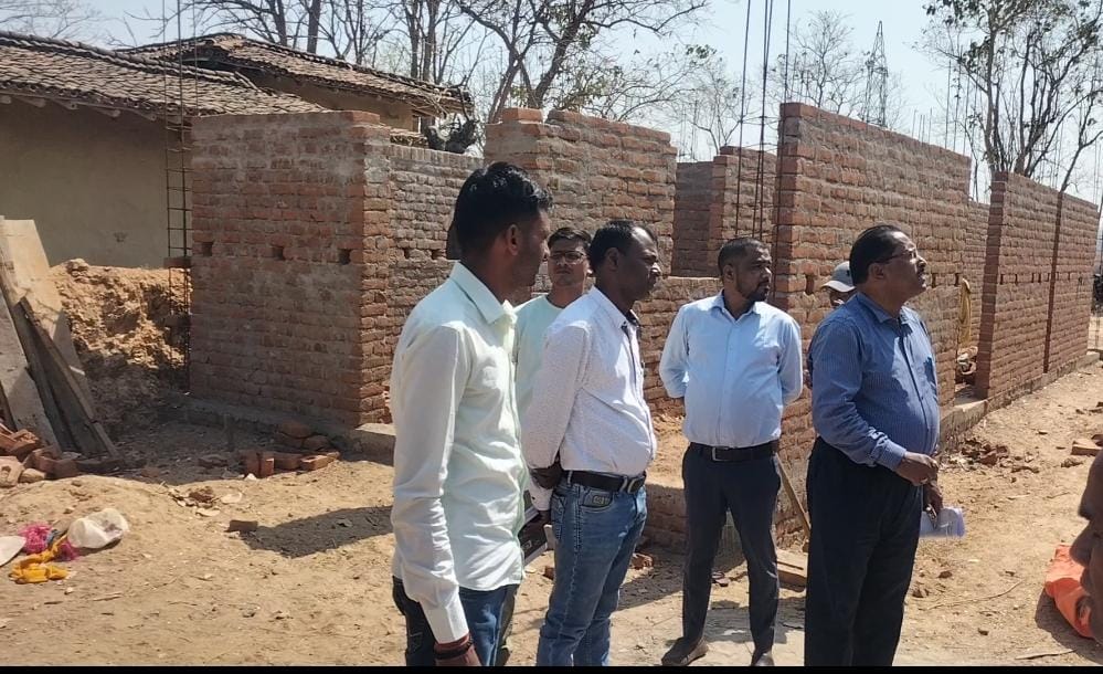 मनरेगा योजनाओं का डीआरडीए डायरेक्टर ने किया औचक निरीक्षण, बोर्ड नहीं लगने पर भड़के डीआरडीए