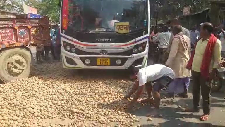 किसानों ने सड़क पर आलू फेंक किया सरकार का विरोध, जानिए क्या है उनकी मांग 