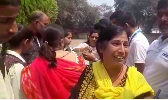 जमशेदपुर स्कूल की कारस्तानी, सड़कों पर फूट-फूट कर रो रहे अभिभावक, जानिए पूरा मामला