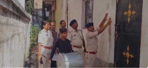 जमशेदपुर पुलिस ने बैंड बाजा बजाकर अपराधी के घर चिपकाया इश्तेहार, दो साल से फरार चल रहा है शाहरुख, जानिए मामला