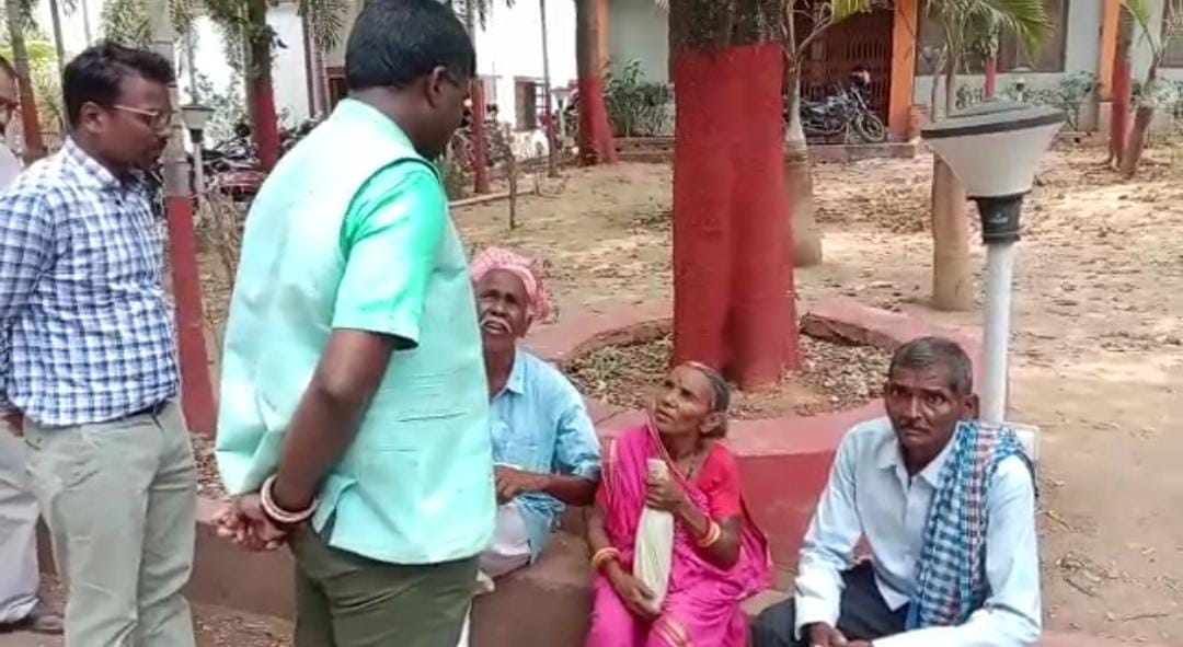 बुजुर्गों को धूप में देख पसीजा डीसी का दिल, पास जाकर सुनी फरियाद, बुजुर्गों के चेहरे पर खिली मुस्कान, देखें वीडियो