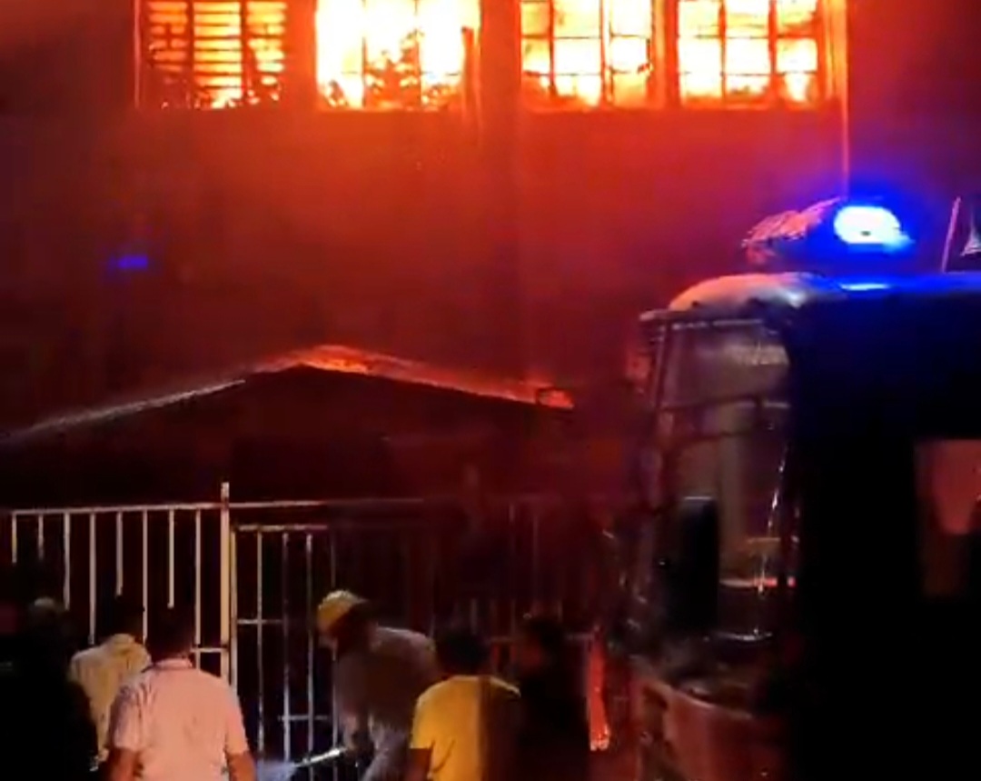 Big Breaking : धनबाद के सबसे बड़े अस्पताल SNMMCH के डायलिसिस विभाग में लगी भीषण आग, मौक़े पर पहुंची फायरब्रिगेड की टीम