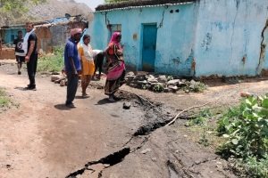 धनबाद के कतरास में फिर फटी जमीन, डर से रात में ही भागे लोग 