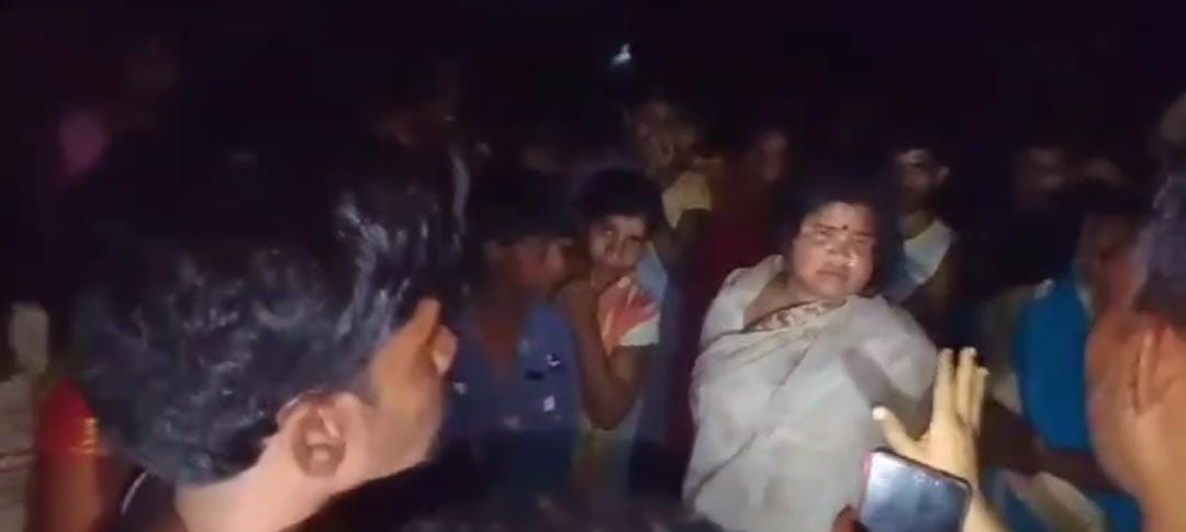 गढ़वा: विवाहिता शिक्षक के साथ फरमा रही थी इश्क, जब ग्रामीणों ने आपत्तिजनक हालत में पकड़ा, तब जानिए क्या हुआ