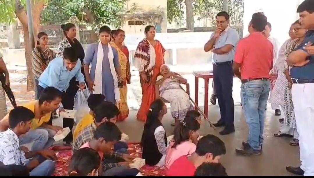 देवघर: अब सरस कुंज में रहनेवाले बुजुर्ग और बच्चों को मिलेगी और भी बेहतर सुविधा, डीसी ने मुलाकात कर दिलाया भरोसा