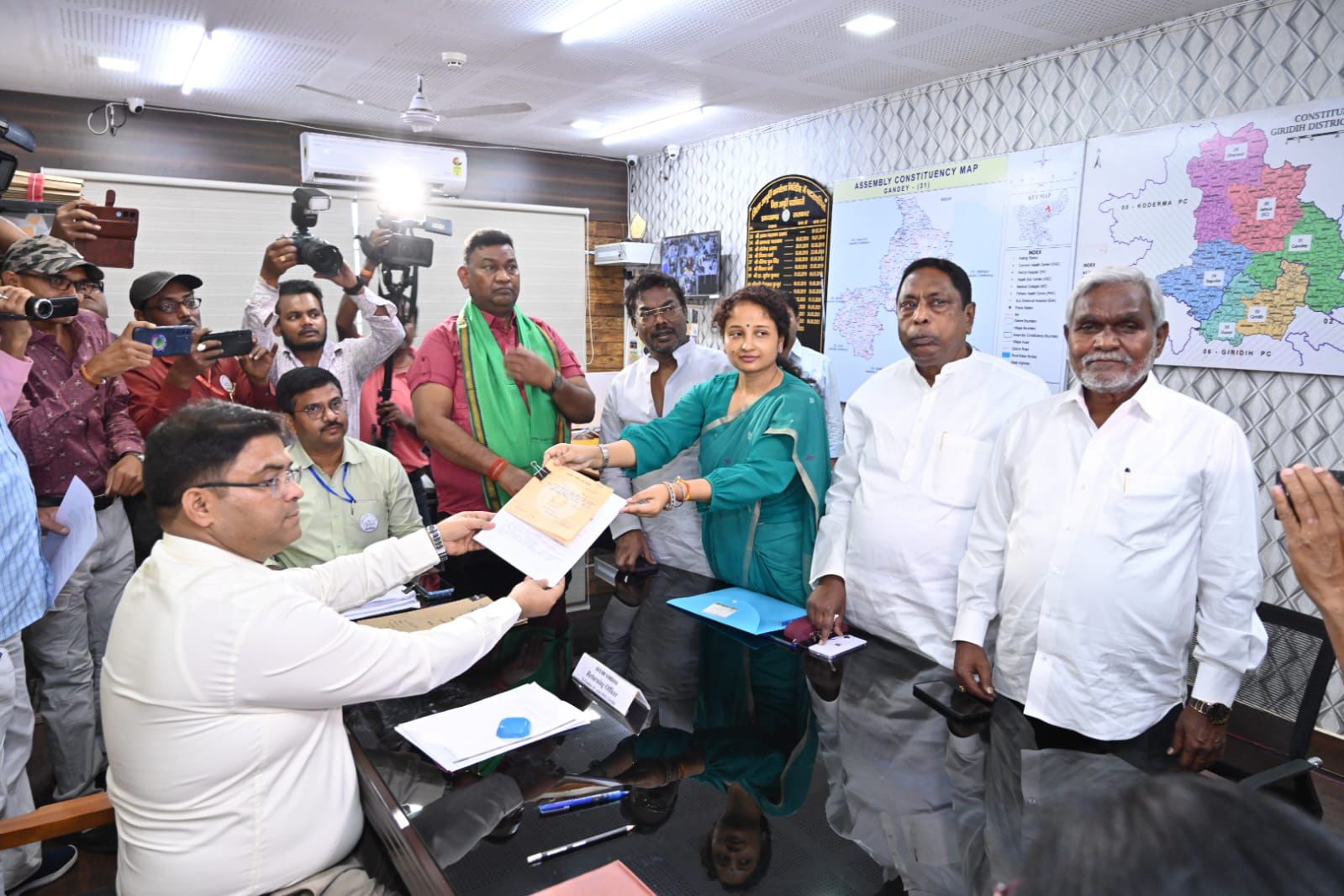 Gandey By Election: नामांकन के बाद कल्पना सोरेन का शक्ति प्रदर्शन, दो लाख समर्थकों के जुटने का दावा