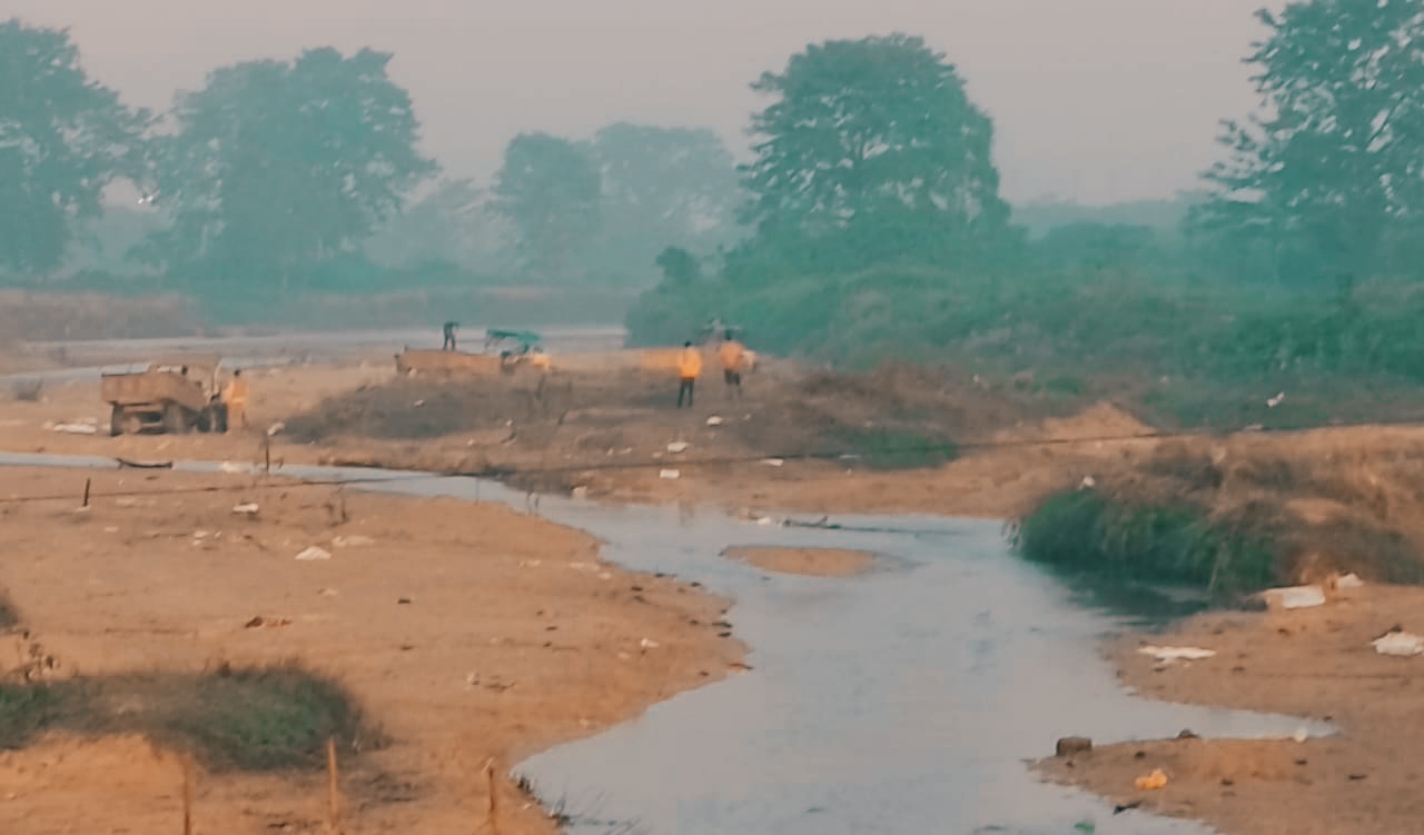 बालू के अवैध कारोबारी अब नदियों का कर रहे हैं चीरहरण, मानव जीवन के लिए बज रही खतरे की घन्टी