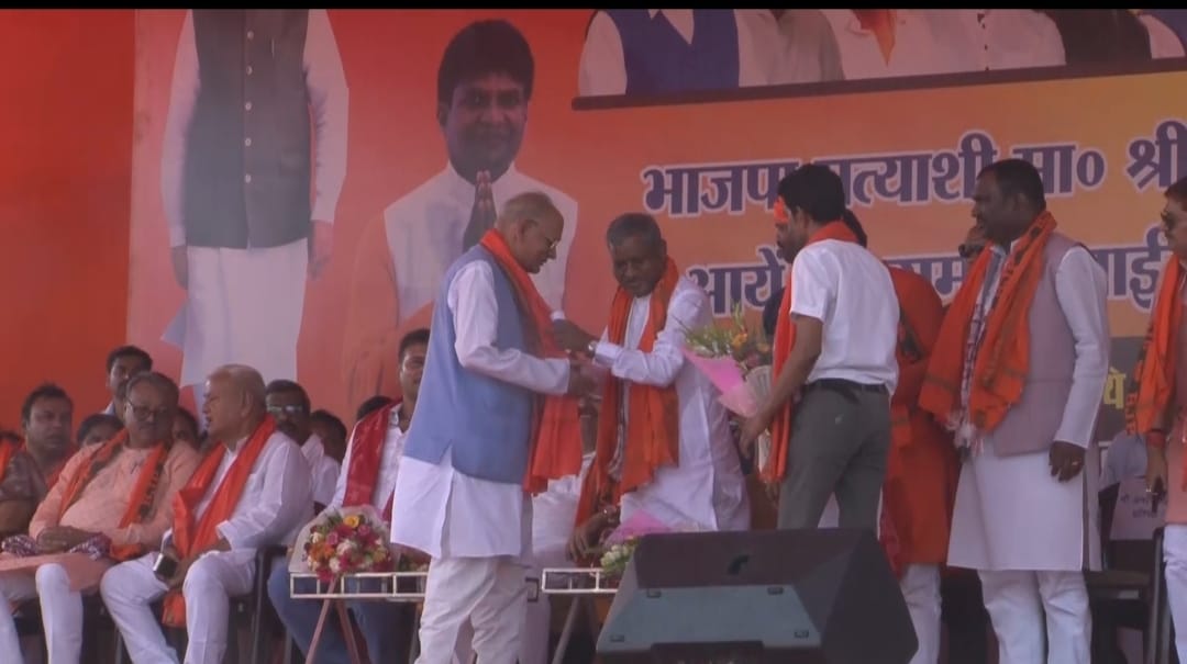 धनबाद में चुनाव का बदलता रंग, बुढ़ापे में ललन चौबे ने थामा भाजपा का हाथ 