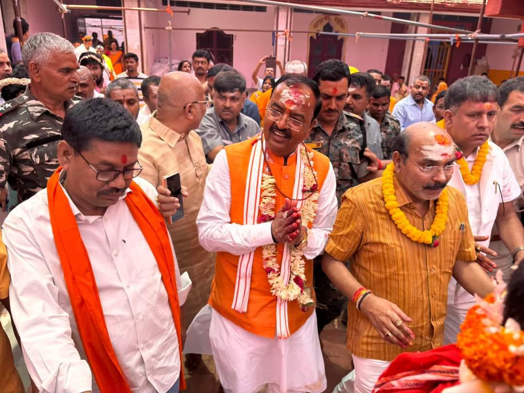देश में एक बार फिर मोदी सरकार बनना तय! बाबा धाम पहुंचे उत्तर प्रदेश के उपमुख्यमंत्री केशव प्रसाद मौर्य, पूजा अर्चना कर मांगा आशीर्वाद
