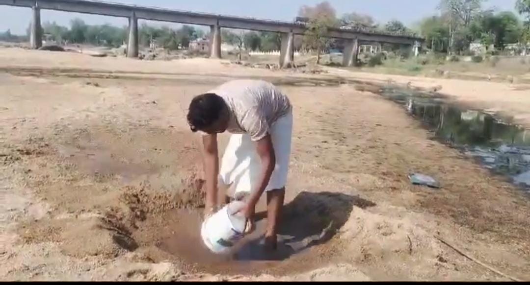 Water Crisis: पानी की किल्लत से गढ़वा के लोग बूंद- बूंद को मोहताज! कहीं चुनावी मुद्दा न बन जाए लोगों की ये परेशानी