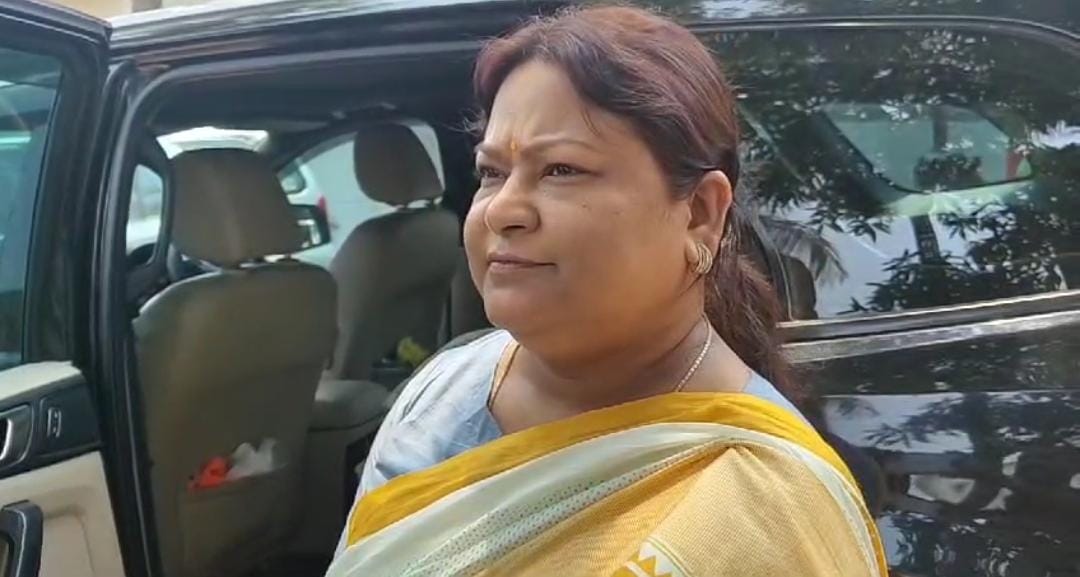 Dumka News : अचानक बीजेपी प्रत्याशी सीता पहुंची ससुर शीबू सोरेन के आवास, मंत्री बसंत सोरेन से की बात, चर्चा का बाजार गर्म 