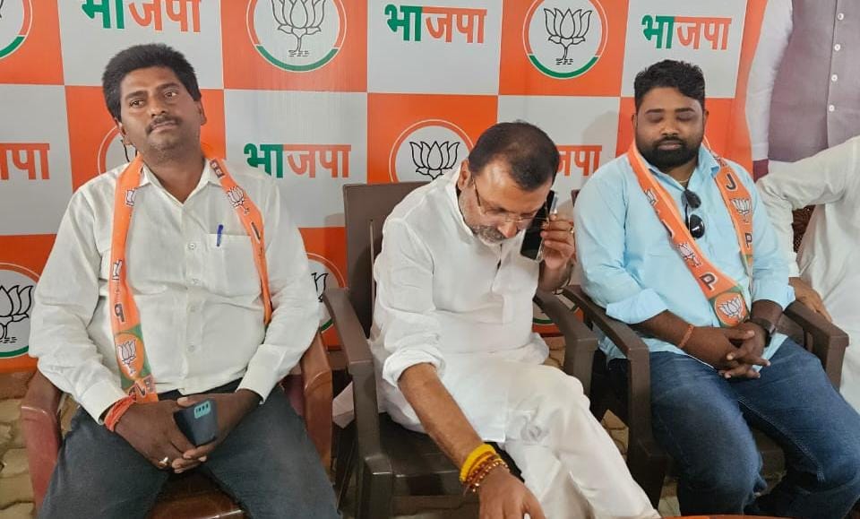  LS Election 2024: गोड्डा में इन दो कांग्रेस नेताओं ने थामा बीजेपी का दामन, निशिकांत दुबे ने किया जोरदार स्वागत 