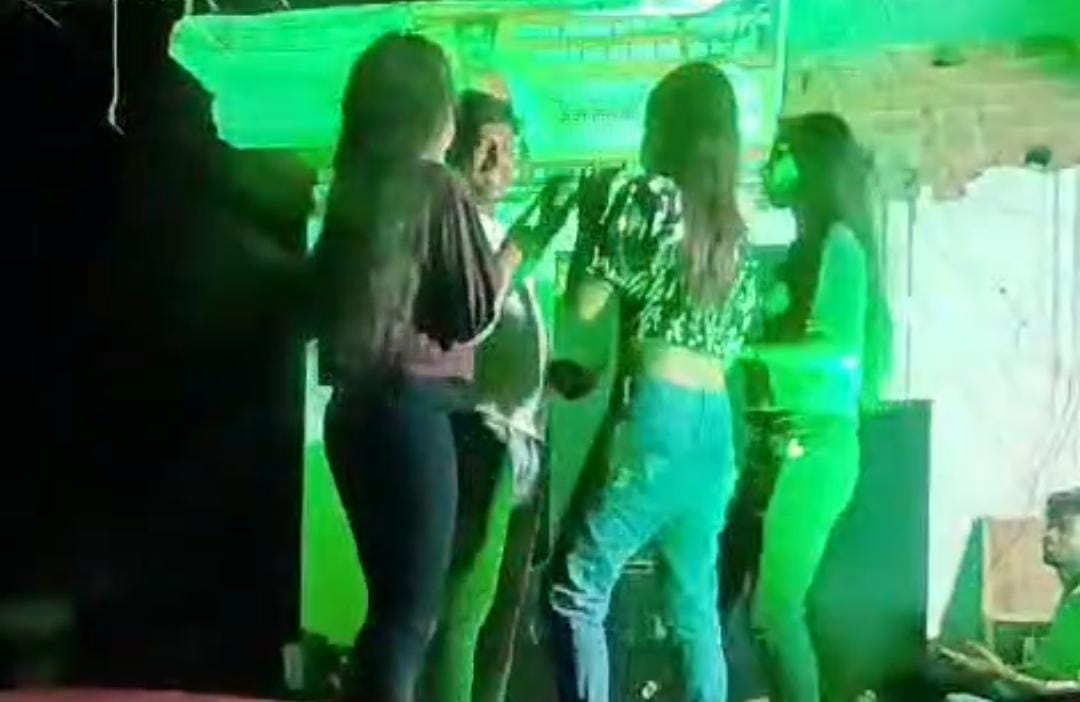 LS Election 2024:काराकाट में अब बार गर्ल की हुई एंट्री!पवन सिंह के चुनावी सॉन्ग पर थिरकी बालाएं,वीडियो वायरल