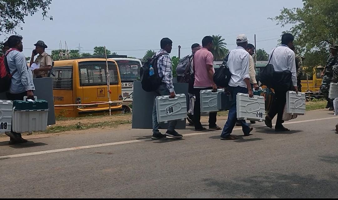 Godda Loksabha Election: अंतिम चरण के मतदान को लेकर तैयारियां पूरी, पोलिंग कर्मी ईवीएम मशीन लेकर हुए रवाना