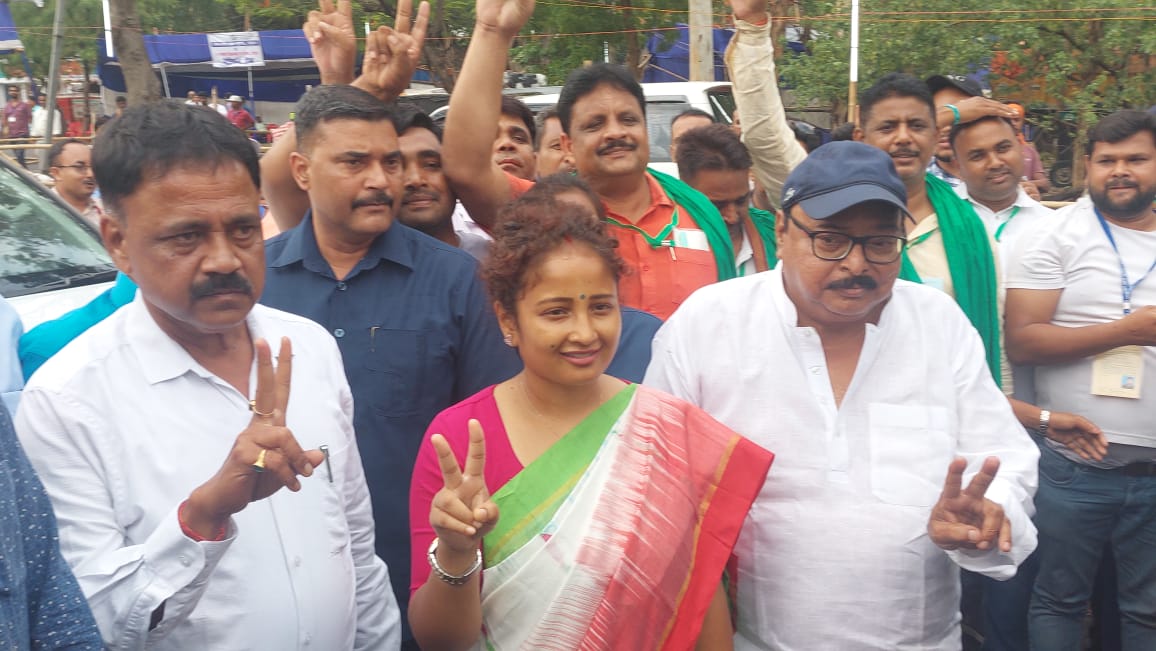 गांडेय उपचुनाव में कल्पना सोरेन ने 26 हजार वोटों से हासिल की जीत,पूरे उत्साह के साथ पचंबा बाजार समिति प्रमाण पत्र लेने पहुंची
