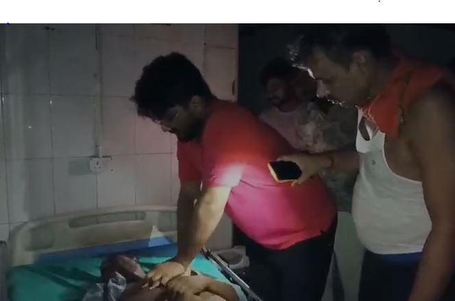 हाल-ए-बिहार का सरकारी अस्पताल, मोबाइल टॉर्च के सहारे हो रहा मरीजों का इलाज 