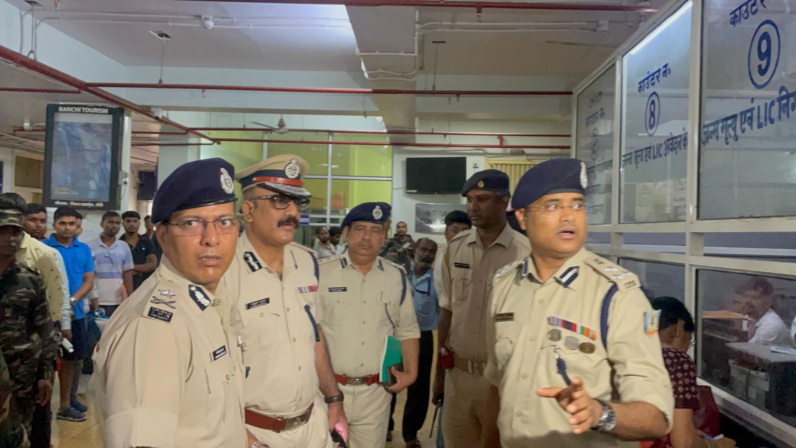 दरोगा की हत्या पर DGP का बड़ा बयान, कहा -वर्दी पर लगी दाग खत्म  करेंगे,थानेदारों को चेतावनी | THENEWSPOST.in