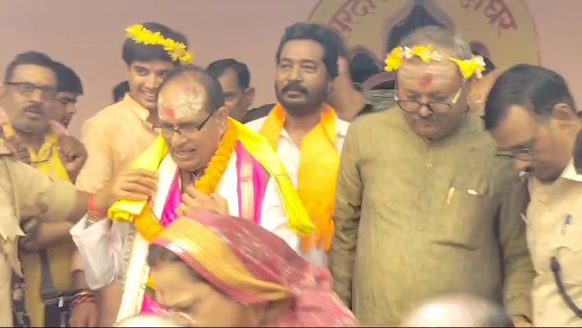 शिवराज सिंह चौहान ने बाबा मंदिर में की पूजा अर्चना, बाबा बैद्यनाथ से सभी की खुशहाली की कामना की