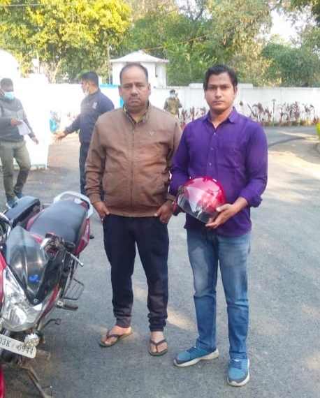 पलामू के युवक ने डिज़ाइन किया अनोखा हेलमेट , इसे लगाए बिना ना बाइक होगा ऑन और ना ही स्टार्ट