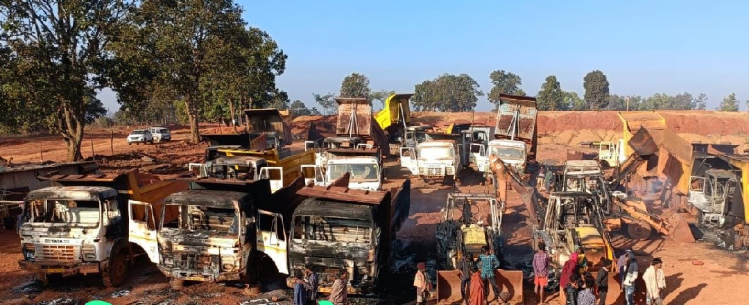 ब्रेकिंग - गुमला में बॉक्साइट माइंस पर नक्सलियों ने बोला हमला , कई वाहनों में लगाई आग