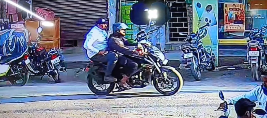 गढ़वा में बेखौफ बदमाश, जेवर की दुकान से 100 ग्राम सोने के झुमके लेकर हुआ फरार