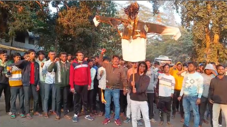 दुमका: लाठीचार्ज के विरोध में CM हेमंत का पुतला दहन, छात्रों ने जमकर किया प्रदर्शन 