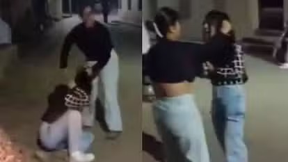 बीच सड़क पर 'देव' के लिए लड़ गई दो देवियां! अस्त्र-शस्त्र की जगह जमकर चले लात-घूंसे, देखिए वीडियो 