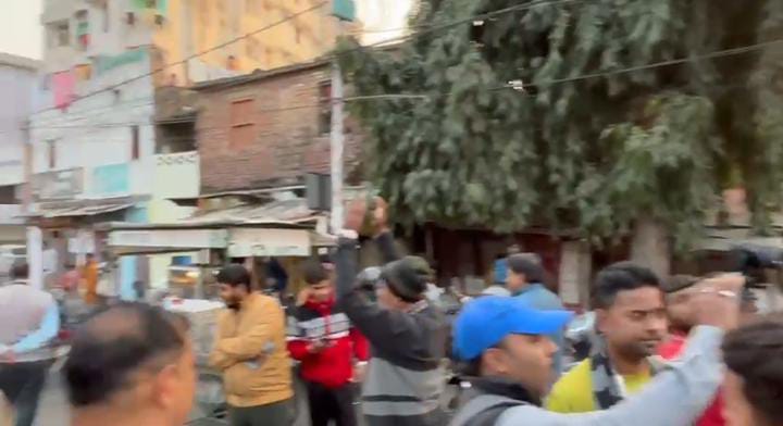 पटना:सदाकत आश्रम के बाहर आपस में भीडे बीजेपी और कांग्रेस के कार्यकर्ता,खूब चले लाठी-डंडे,पढें वजह