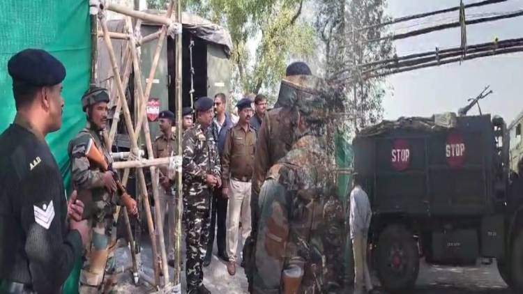 मंईया योजना कार्यक्रम स्थल पर आर्मी ने ट्रक लगा रास्ते को कर दिया ब्लॉक! पुलिस और आर्मी आमने-सामने,देखिए वीडियो