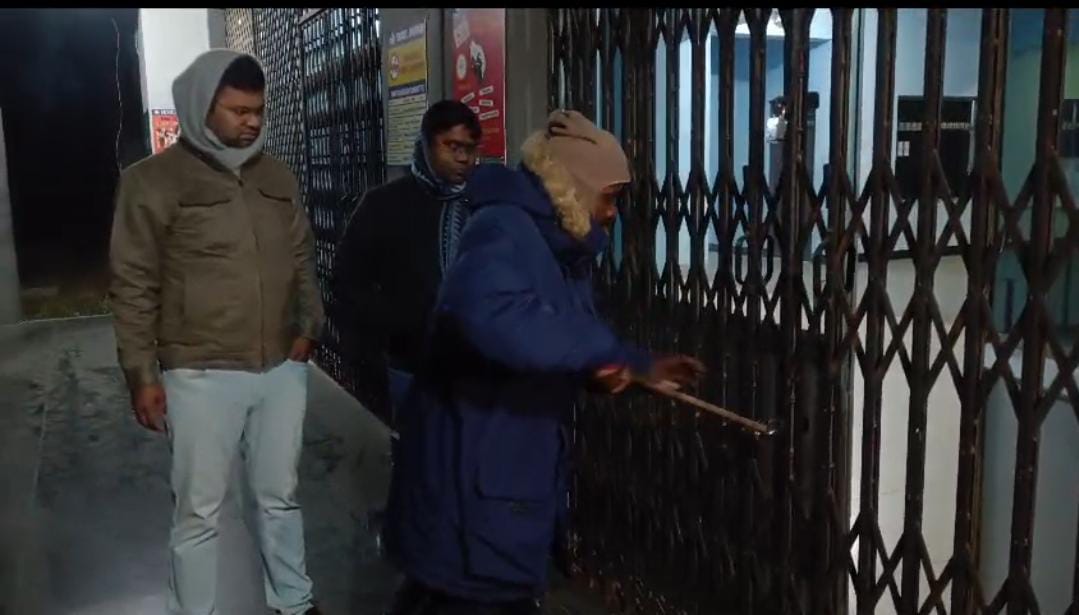 दुमका: डेढ़ महीने बाद दंडाधिकारियों व पुलिस की मौजूदगी में तोड़ा गया विवि के प्रशासनिक भवन में लगाया गया ताला, जानिए पूरा मामला