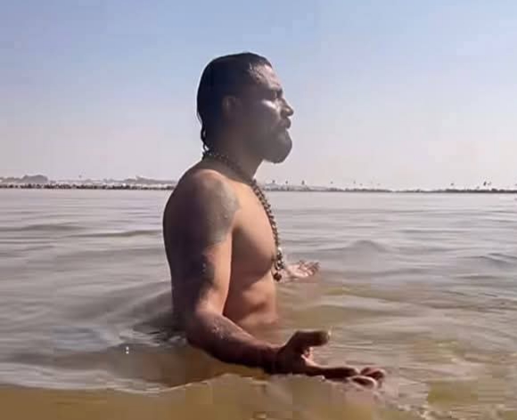 जानेमाने कोरियोग्राफर रेमो डिसूजा ने संगम में लगाई डुबकी , देखिए फैंस ने क्या दी प्रतिक्रिया