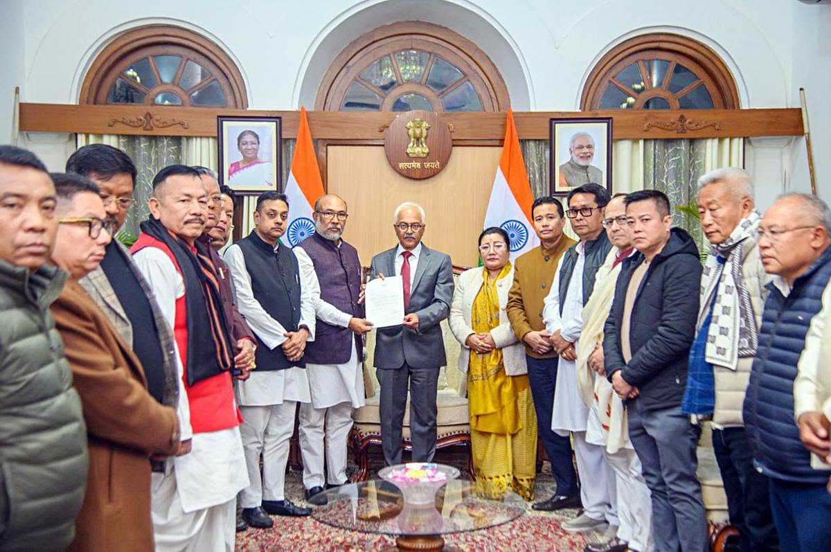 अपडेट : मणिपुर में सरकार बचाने के लिए मुख्यमंत्री से दिलाया गया इस्तीफा, जानिए विस्तार से