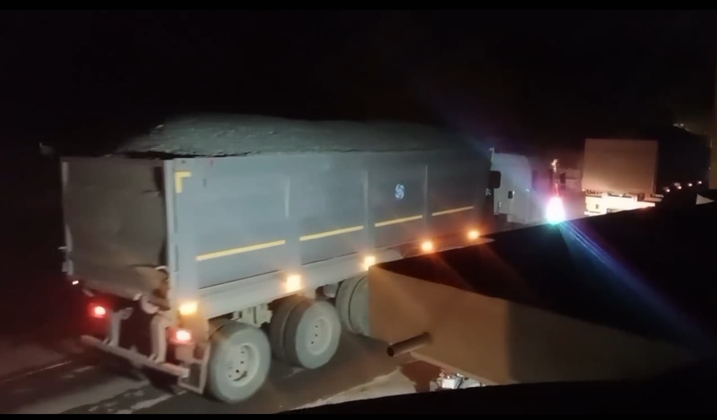 पाकुड़-साहिबगंज बॉडर के पत्थर मंडी से हो रही गिट्टी की तस्करी, माफियाओं के सिर पर पुलिस और दबंगों का हाथ