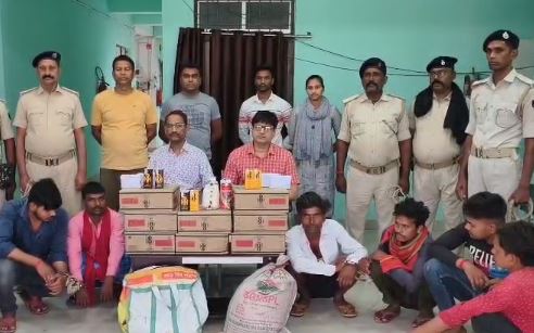 धड़ल्ले से चल रहा अवैध शराब का कारोबार, बेतिया में फिर भारी मात्रा में शराब जब्त, 8 गिरफ्तार