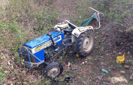 चाईबासा में दस फीट गहरे नहर में गिरा ट्रैक्टर, दो लोगों की मौत