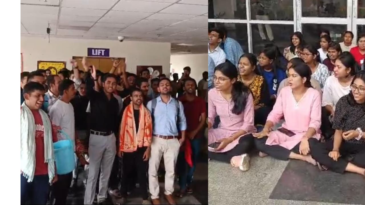 दुमका: बिजली-पानी संकट पर टूटा मेडिकल कॉलेज के छात्रों का सब्र, जमकर किया प्रदर्शन