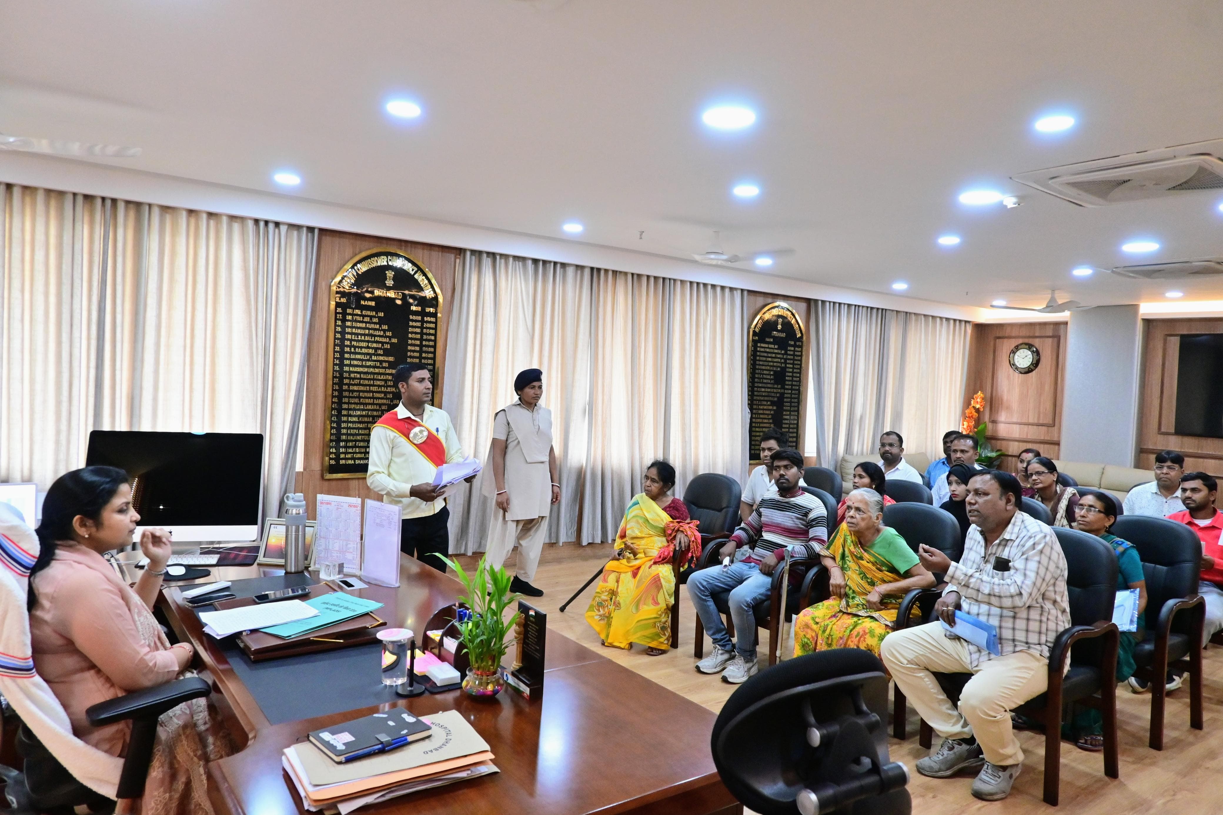 चिरकुंडा की एक बूढ़ी मां की गुहार - इस कलियुगी बेटे की प्रताड़ना से छुटकारा दिलाइये डीसी मैडम