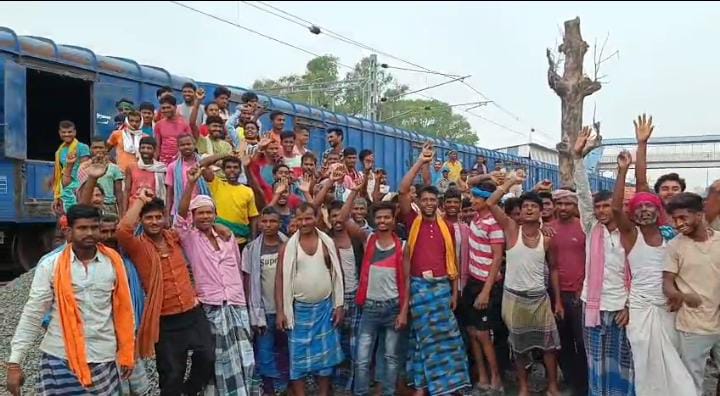 साहिबगंज:रैंक लोडिंग में कार्य करनेवाले मजदूरों ने किया कार्य का बहिष्कार,पढ़िए क्या है इनकी मांग